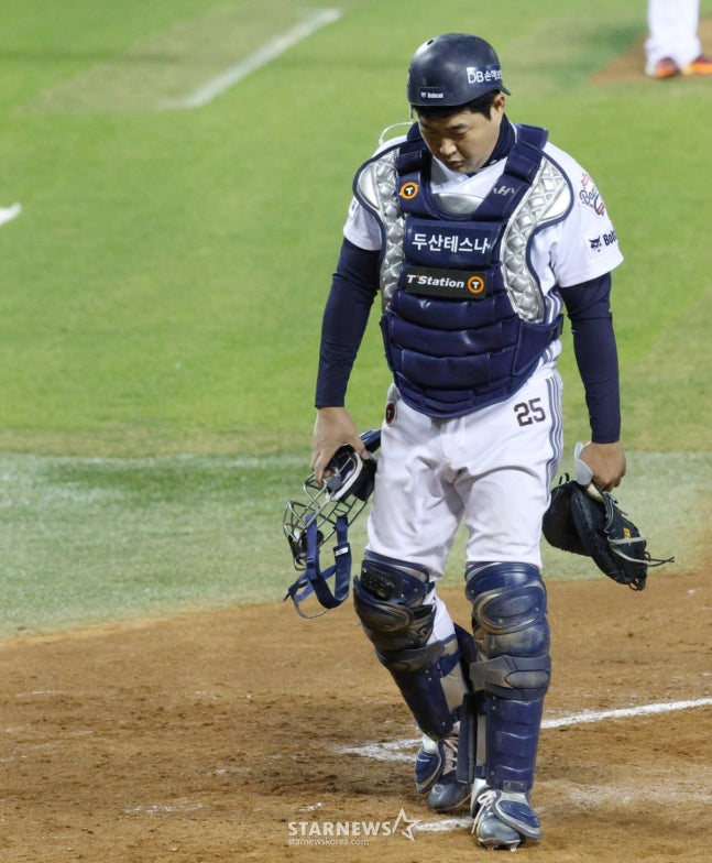 두산 포수 양의지가 키움 6회초 이형종의 스트라이크 아웃 낫아웃 때 득점을 허용한 뒤 고개를 떨구고 있다. /사진=김진경 대기자