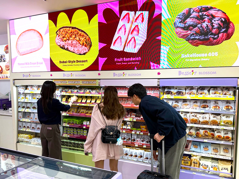 CU 성수디저트파크점을 찾은 외국인 관광객 모습./사진제공=BGF리테일