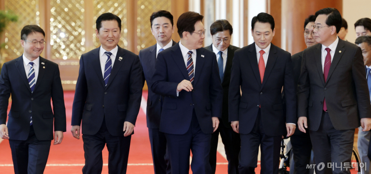 [서울=뉴시스] 최동준 기자 = 이재명 대통령이 7일 청와대에서 열린 여야정 민생경제협의체 회담 및 오찬에 더불어민주당 정청래 대표, 한병도 원내대표, 국민의힘 장동혁 대표, 송언석 원내대표 등 참석자들과 입장하고 있다. 2026.04.07. photocdj@newsis.com /사진=최동준