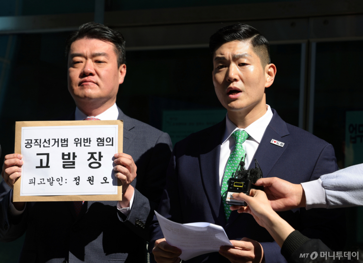 [서울=뉴시스] 홍효식 기자 = 김재섭(오른쪽) 국민의힘 의원이 7일 오전 서울 종로구 서울경찰청 민원실 앞에서 정원오 더불어민주당 서울시장 예비후보의 공직선거법 위반 혐의로 고발장을 접수하기 앞서 입장을 밝히고 있다. 2026.04.07. yesphoto@newsis.com /사진=홍효식