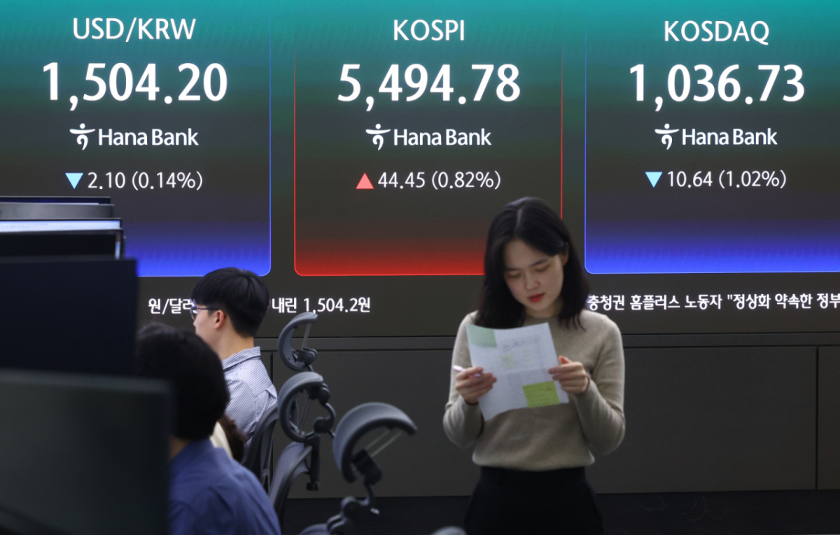 [서울=뉴시스] 황준선 기자 = 코스피가 전 거래일(5450.33)보다 44.45포인트(0.82%) 오른 5494.78에 마감한 7일 서울 중구 하나은행 딜링룸 전광판에 지수가 표시돼 있다. 코스닥 지수는 전 거래일(1047.37)보다 10.64포인트(1.02%) 하락한 1036.73에 거래를 마쳤다. 원·달러 환율은 전 거래일(1506.3원)보다 2.1원 내린 1504.2원에 주간 거래를 마감했다. 2026.04.07. hwang@newsis.com /사진=황준선