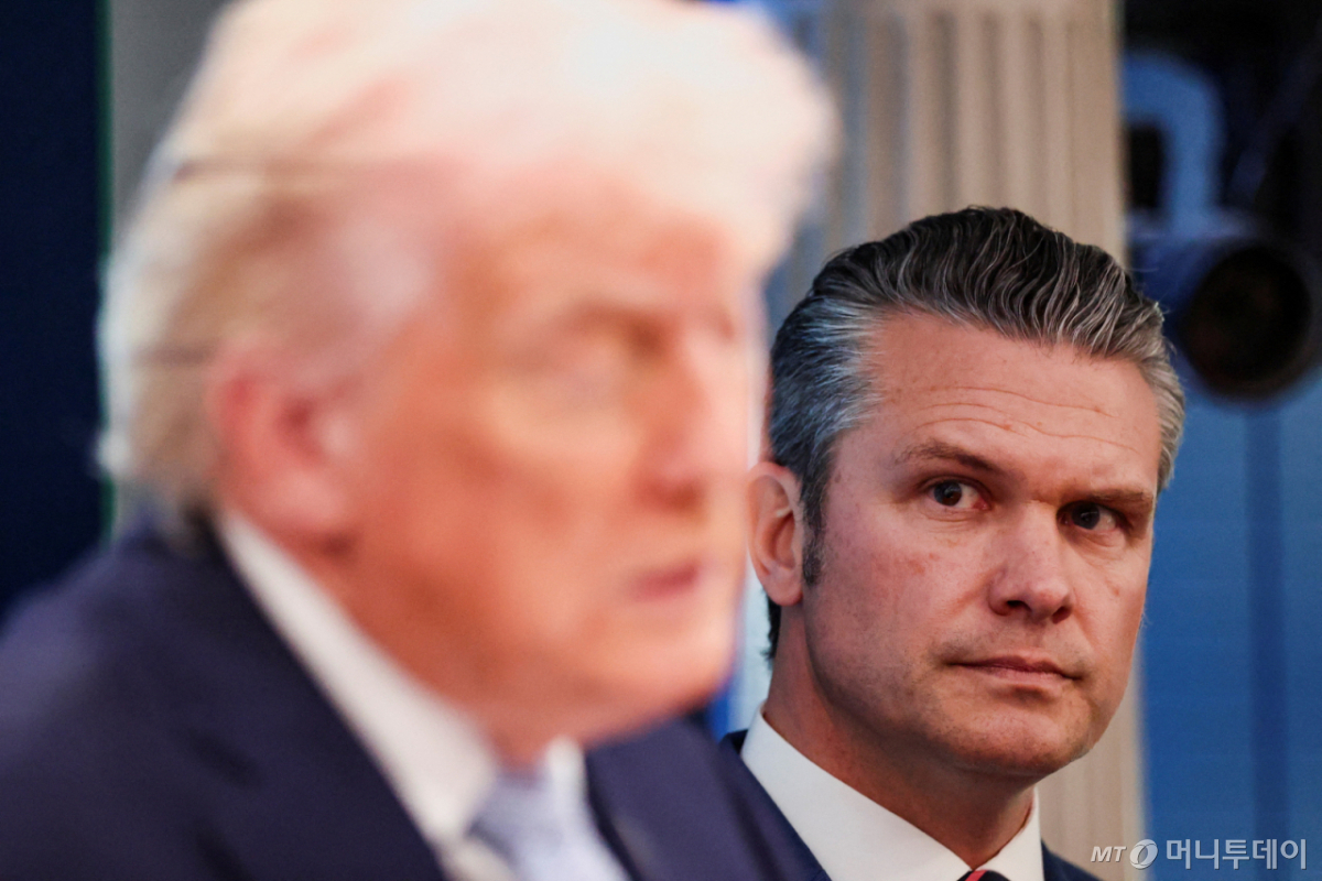 (워싱턴DC 로이터=뉴스1) = 6일(현지시간) 도널드 트럼프 미국 대통령이 워싱턴DC 백악관에서 최근 이란에서 격추된 F-15 전투기 조종사 구출 작전 관련 기자회견을 하고 있는 모습을 피트 헤그세스 국방장관이 지켜보고 있다. 2026.04.06  ⓒ 로이터=뉴스1  Copyright © 뉴스1. All rights reserved. 무단 전재 및 재배포,  AI학습 이용 금지. /사진=(워싱턴DC 로이터=뉴스1)