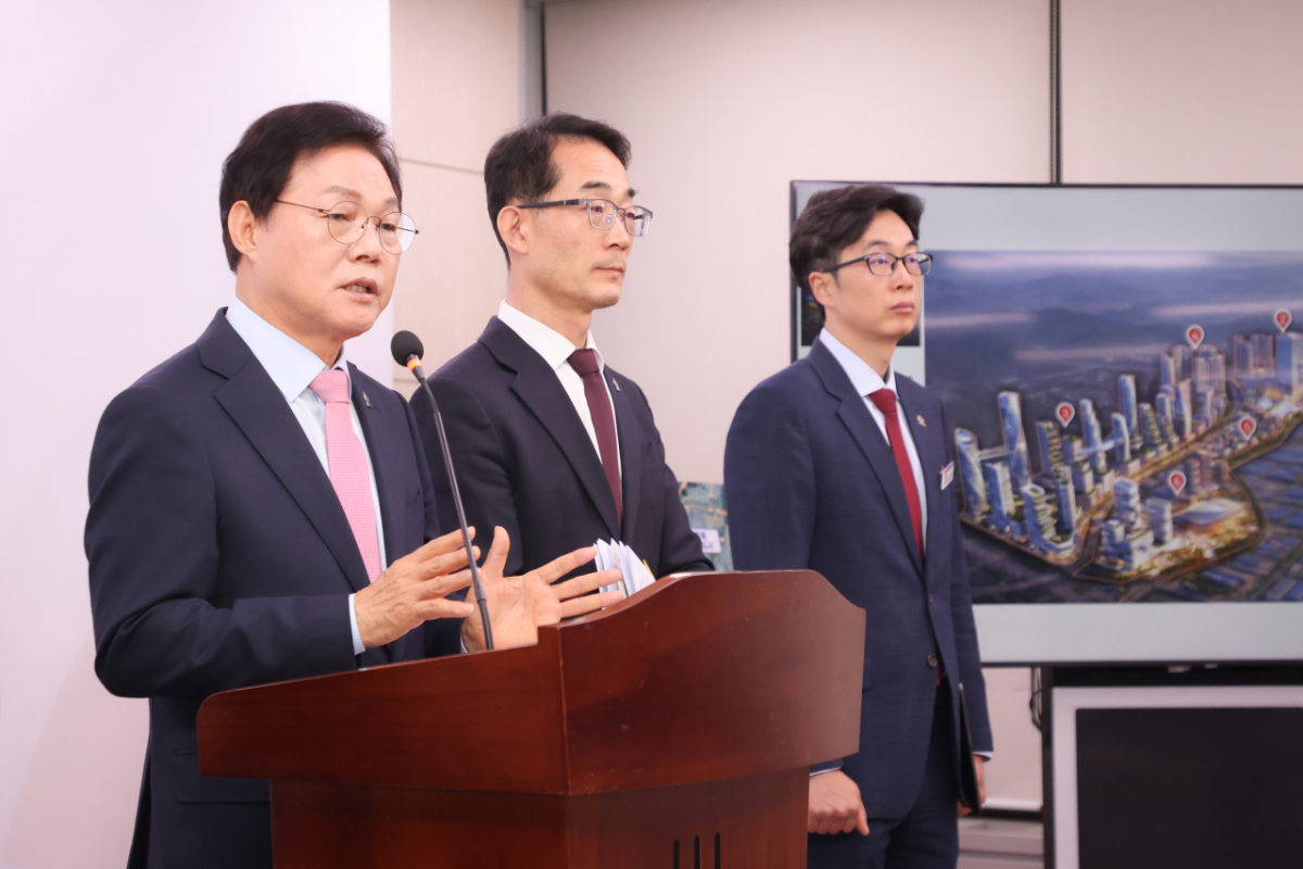 박완수 경남도지사(왼쪽)가 국제 비즈니스 도시 조성을 설명하고 있다./사진제공=경남도