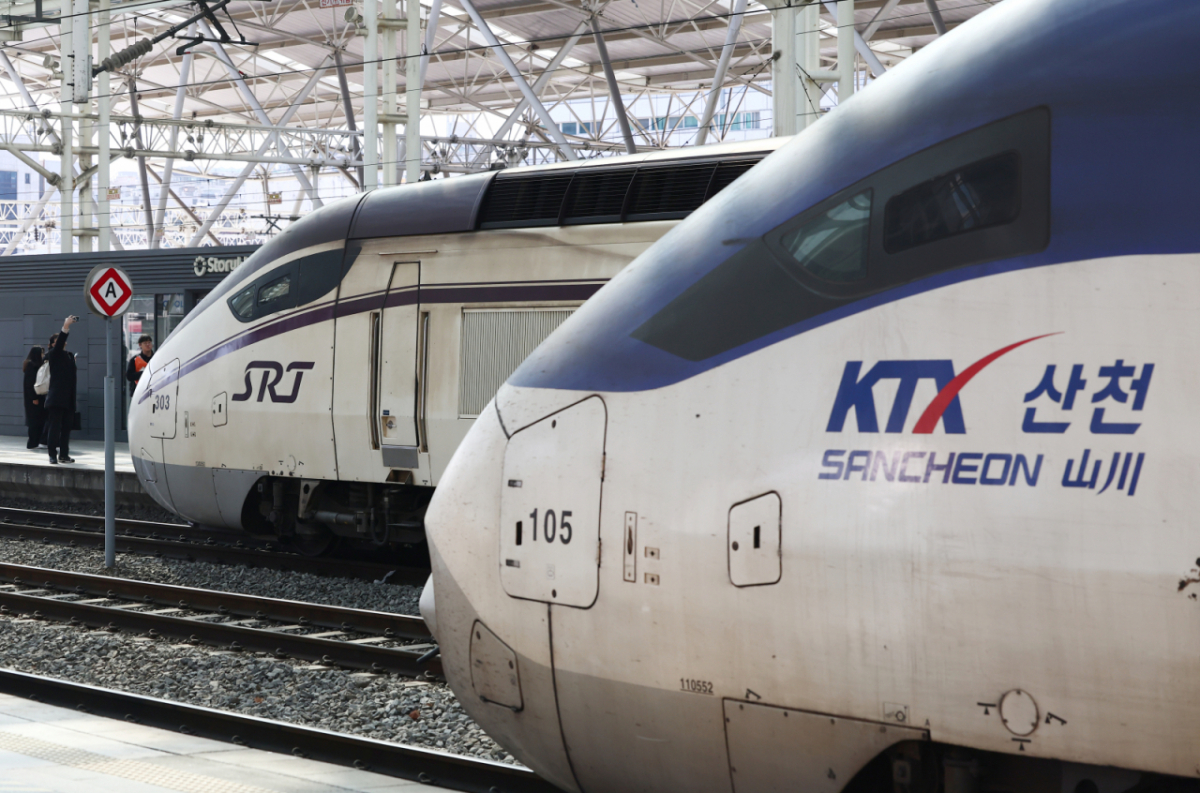 (서울=뉴스1) 김민지 기자 = KTX·SRT 시범 교차운행 첫 날인 25일 오후 서울 용산구 서울역에서 부산발 SRT가 정차하고 있다. KTX는 수서역에서 부산역을, SRT는 서울역에서 부산역을 매일 각 1회 왕복 운행한다. 시범 교차운행 기간 동안 수서역발 KTX 운임은 기존 SRT와 동일하게 운영된다. 서울역발 SRT는 기존 KTX 대비 평균 10% 낮은 운임이 적용된다. 2026.2.25/뉴스1 Copyright © 뉴스1. All rights reserved. 무단 전재 및 재배포, AI학습 이용 금지. /사진=(서울=뉴스1) 김민지 기자