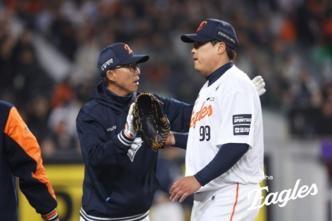 한화 투수 류현진(오른쪽)이 1일 KT전에서 투구를 마치고 더그아웃으로 향하고 있다. /사진=한화 이글스 제공