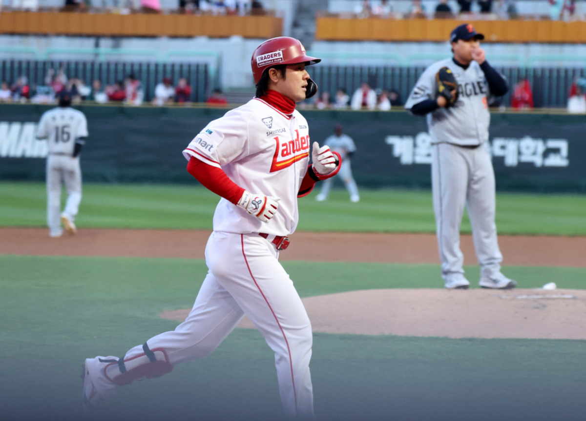 SSG 랜더스 최정(왼쪽)이 7일 인천 SSG랜더스필드에서 열린 2026 신한 SOL KBO리그 한화 이글스전에서 1회말 투런 홈런을 날리고 홈으로 향하고 있다. /사진=강영조 선임기자
