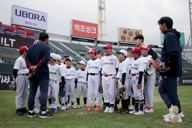 롯데 선수들이 6일 부산 사직구장에서 유소년 선수들을 지도하고 있다. /사진=한국프로야구선수협회 제공