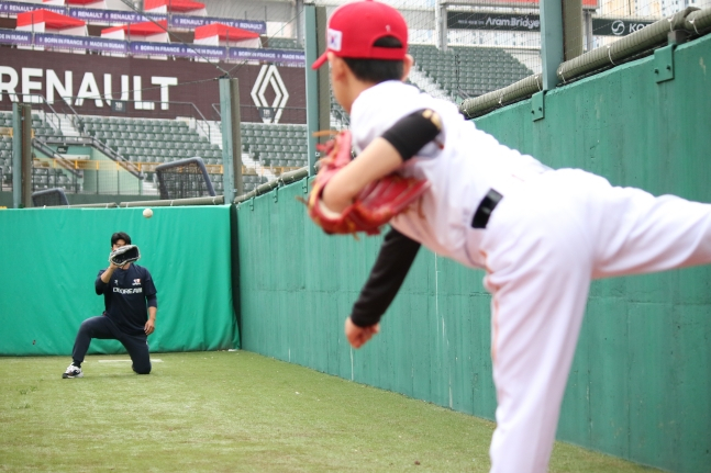 롯데 선수들이 유소년 선수의 공을 받아주며 피드백을 해주고 있다. /사진=한국프로야구선수협회 제공