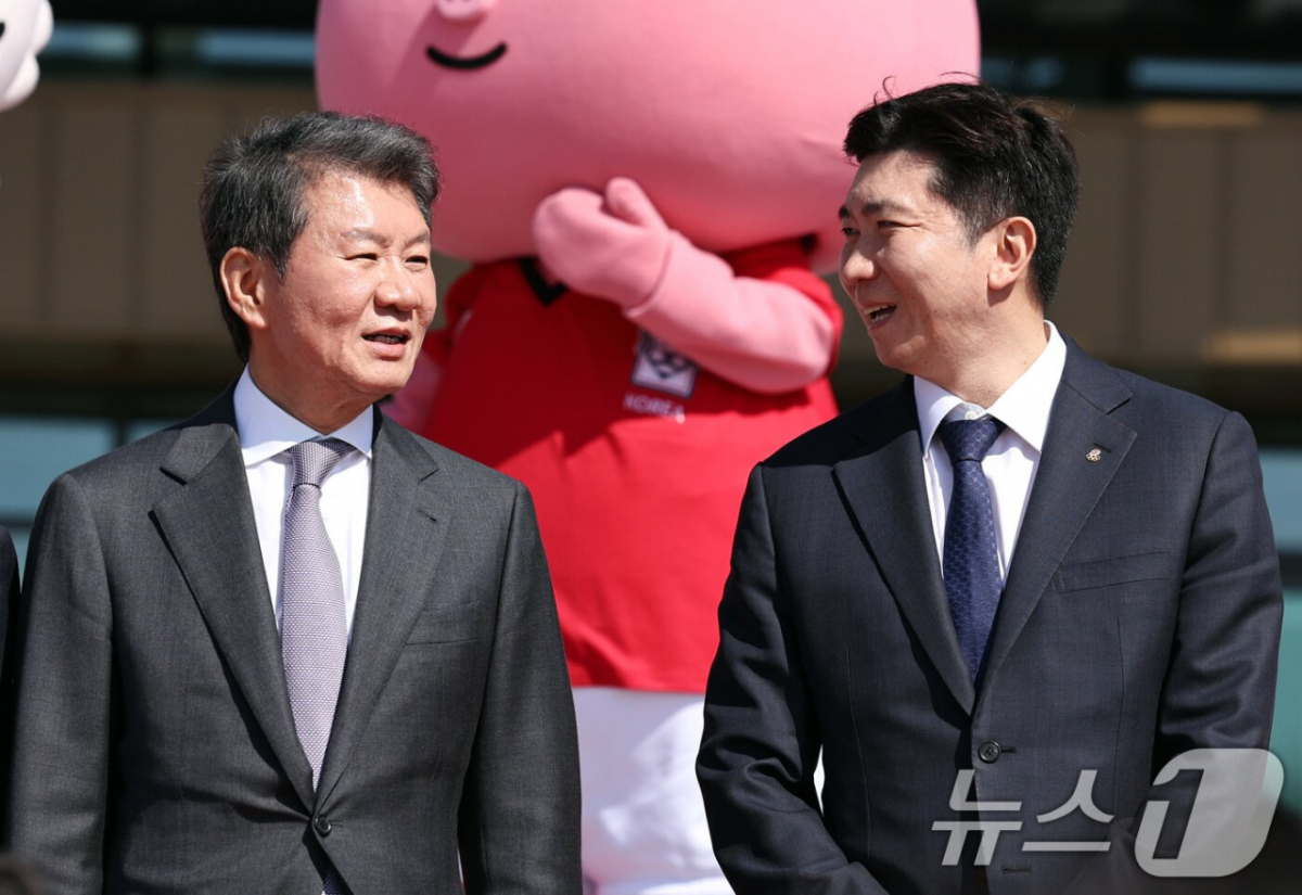 정몽규(왼쪽) 대한축구협회장과 유승민 대한체육회장. /사진=뉴스1