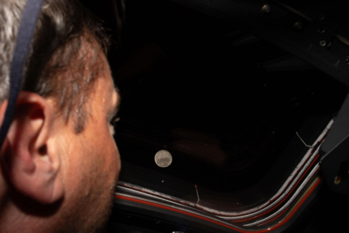 유인 달 탐사 임무 '아르테미스 2'(Artemis II) 사령관 리드 와이즈먼이 6일(현지 시각) 오리온 왕복우주선 캐빈에서 창밖을 내다보고 있다. 창 밖으로 이번 여행의 목적지인 달이 보인다. /사진=NASA