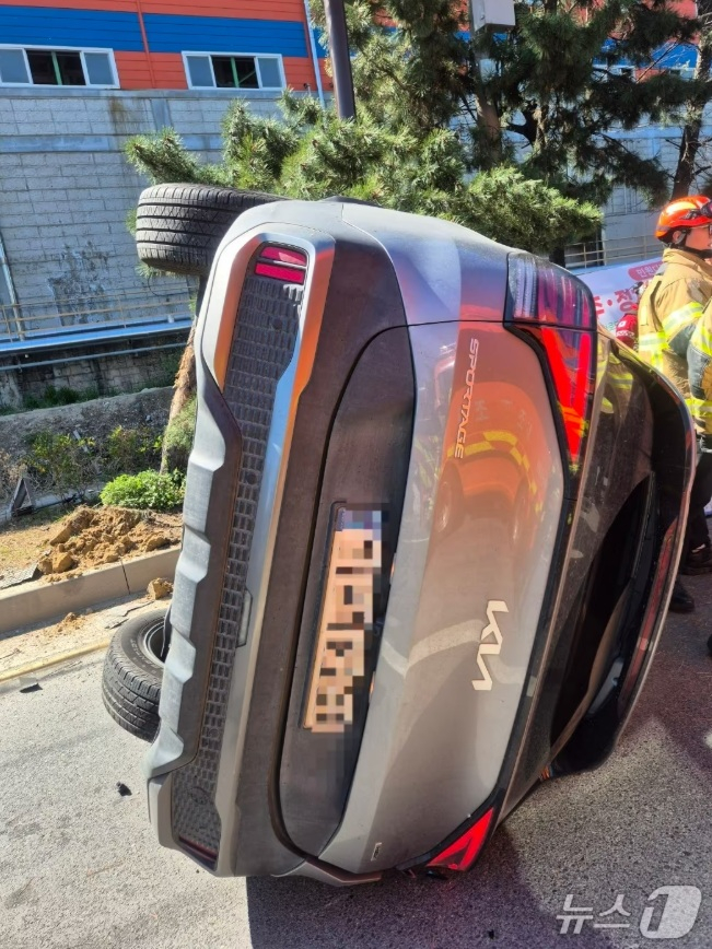 7일 오후 울산 울주군 온산로를 달리던 스포츠유틸리티차량(SUV)이 전도되는 사고가 발생했다. /사진=뉴스1(울산소방본부 제공)