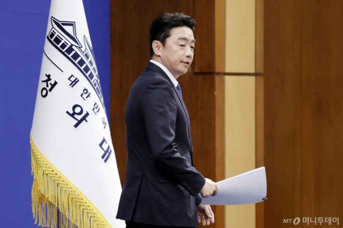 강훈식 비서실장이 7일 청와대에서 열린 중동상황 관련 기자간담회에 입장하고 있다. /사진=뉴시스