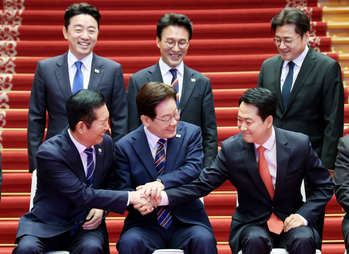 이재명 대통령이 7일 청와대에서 열린 여야정 민생경제협의체 회담 및 오찬에서 정청래 더불어민주당 대표, 장동혁 국민의힘 대표와 기념촬영을 하며 손을 맞잡고 있다. /사진=뉴시스