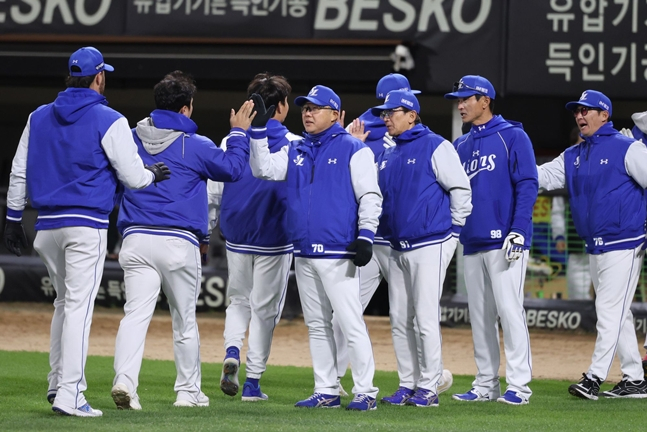 7일 경기를 마친 뒤 하이파이브를 하고 있는 박진만 감독. /사진=삼성 라이온즈