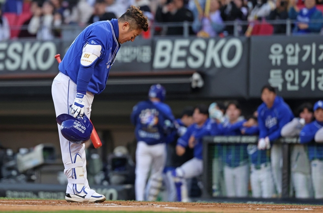 KIA 팬들에게 인사하는 최형우. /사진=삼성 라이온즈