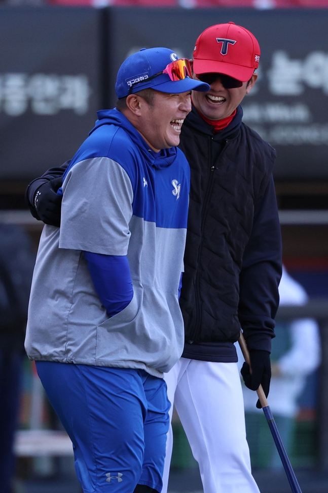 경기를 앞두고 손승락 KIA 수석코치를 만난 최형우(왼쪽). /사진=삼성 라이온즈