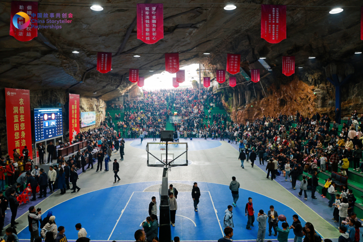 중국 구이저우성 퉁런시 옌허자치현 헤이수이읍의 펑밍(凤鸣)동굴 농구경기 현장. 천연 동굴을 경기장으로 활용한 '펑밍동굴 농구'는 자연과 생활 문화가 결합된 퉁런식 생태 콘텐츠의 대표 사례로 꼽힌다. /사진=차이나데일리 제공