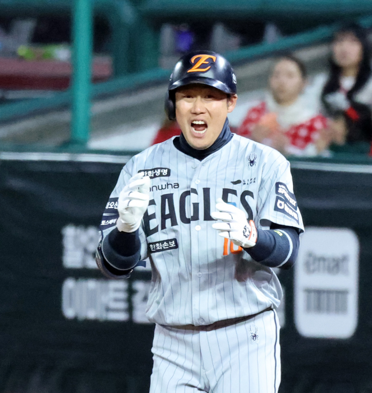 한화 이글스 하주석이 7일 인천 SSG랜더스필드에서 열린 2026 신한 SOL KBO리그 SSG 랜더스와 방문경기에서 3회초 2타점 역전 적시타를 때리고 포효하고 있다. /사진=강영조 선임기자