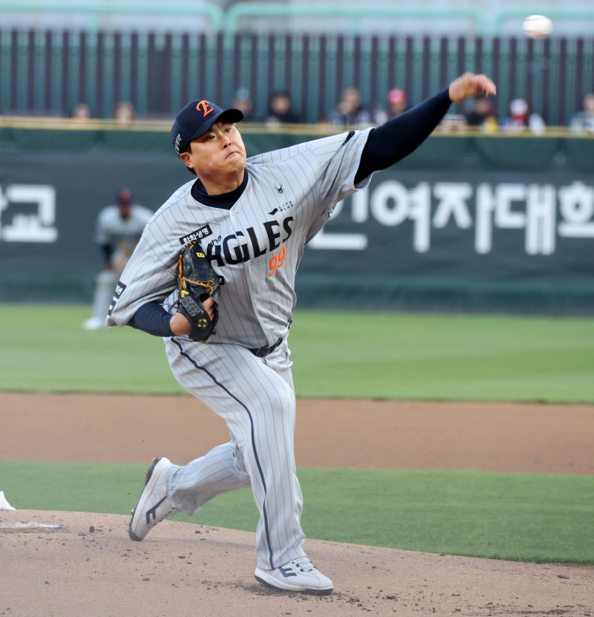 한화 이글스 류현진이 7일 인천 SSG랜더스필드에서 열린 2026 신한 SOL KBO리그 SSG 랜더스와 방문경기에 선발 등판해 투구를 하고 있다. /사진=강영조 선임기자