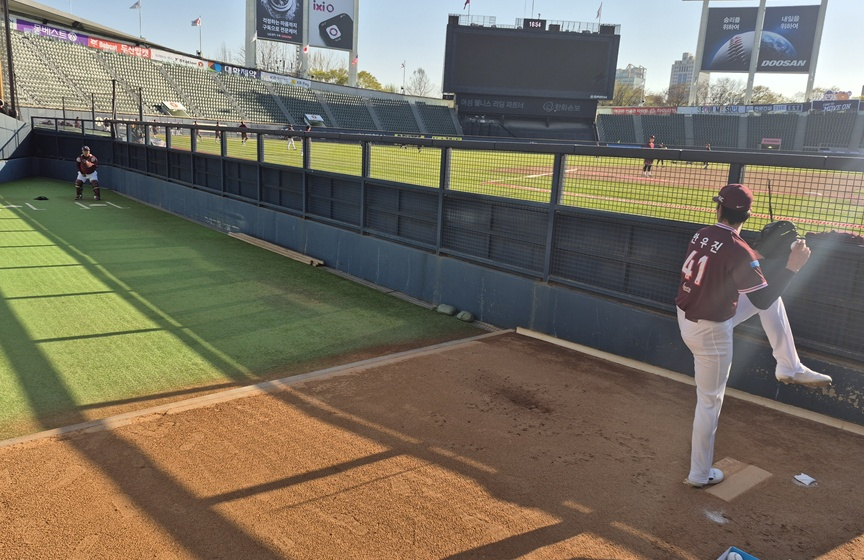 키움 안우진(오른쪽)이 7일 잠실구장에서 불펜 피칭을 하고 있다. /사진=신화섭 기자