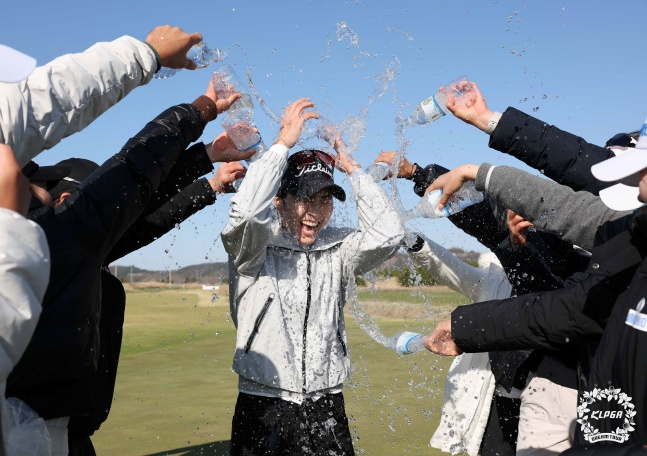 강지선이 7일 전라북도 군산에 위치한 군산 컨트리클럽에서 열린 'KLPGA 2026 군산CC 드림투어 2차전'에서 우승을 차지하고 축하를 받고 있다. /사진=KLPGA 제공