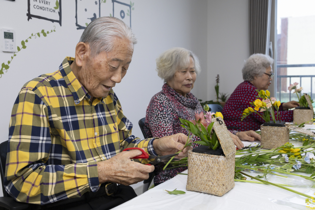 7일 대전 대덕구 늘봄채에서 어르신들이 꽃꽂이 수업을 듣고 있다. /사진제공=보건복지부