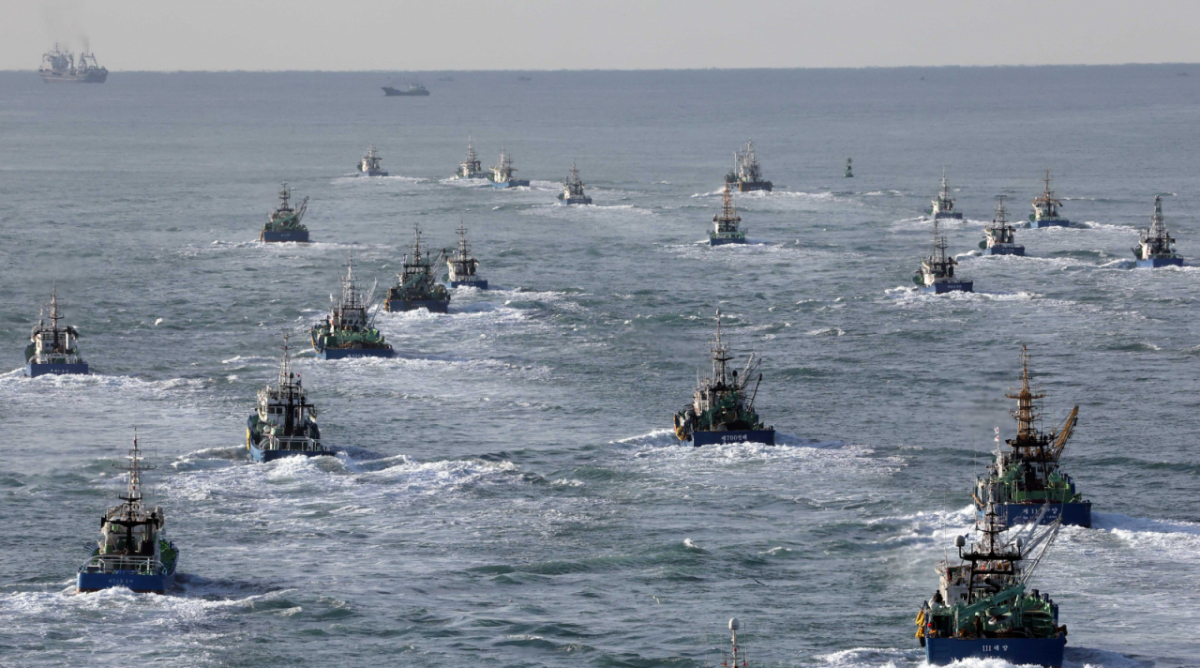 국내 고등어 어획량의 80% 이상을 차지하는 대형선망수협 소속 16개 선단의 어선들이 지난 2월23일 오전 부산 서구 부산공동어시장에서 설 연휴 이후 첫 조업을 위해 일제히 출항하고 있다./사진=뉴시스.