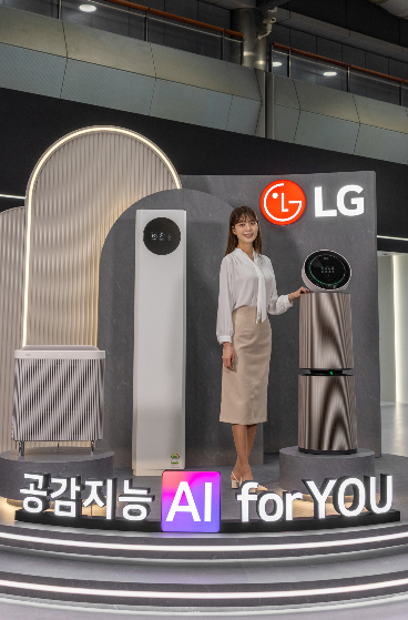 LG전자가 8일 서울 코엑스에서 개막한 '에어페어 2026'에서 노벨화학상 소재 적용 필터와 공간 맞춤형 공기질 관리 솔루션을 선보인다./사진제공=LG전자