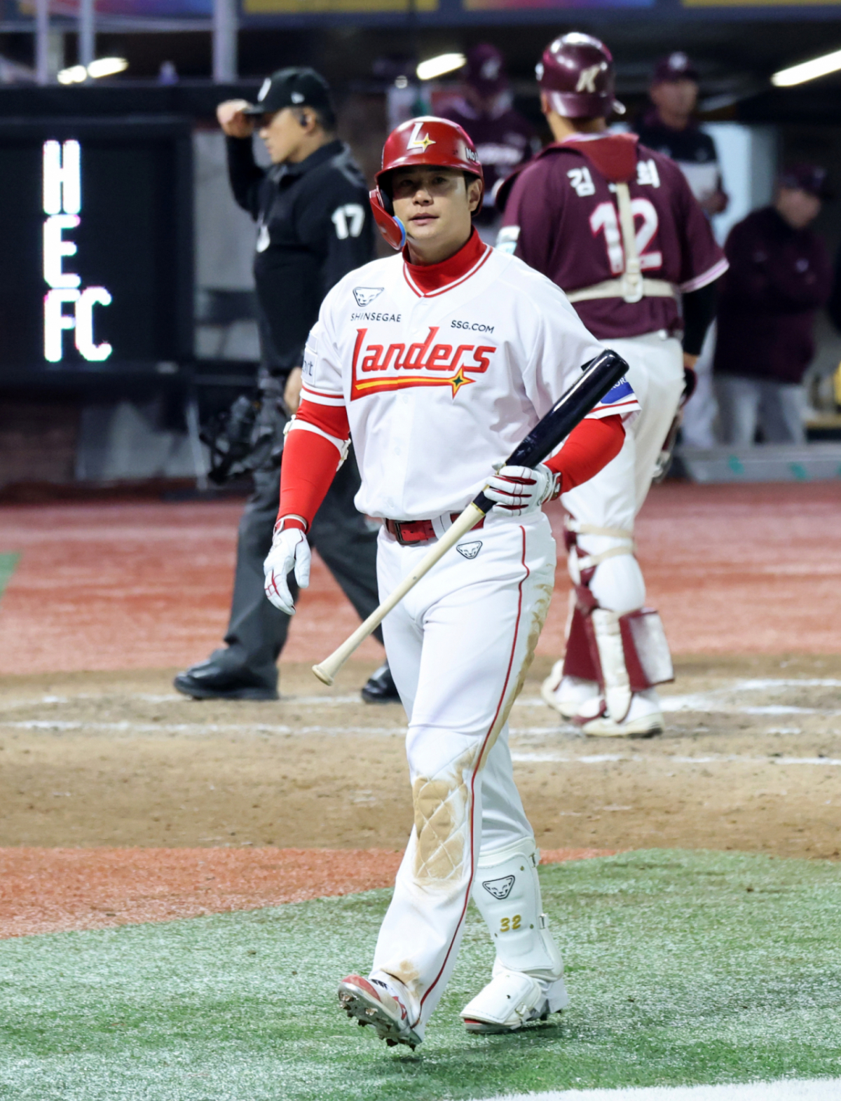 SSG 랜더스 김재환이 지난 1일 키움 히어로즈와 홈경기에서 8회말 삼진으로 물러나고 있다. /사진=강영조 선임기자