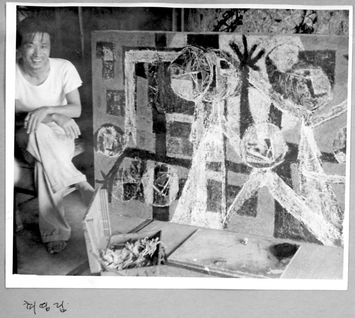 전시에서 공개되는 서양화가 최영림이 작품 앞에서 찍은 사진. / 사진제공 = 리움미술관