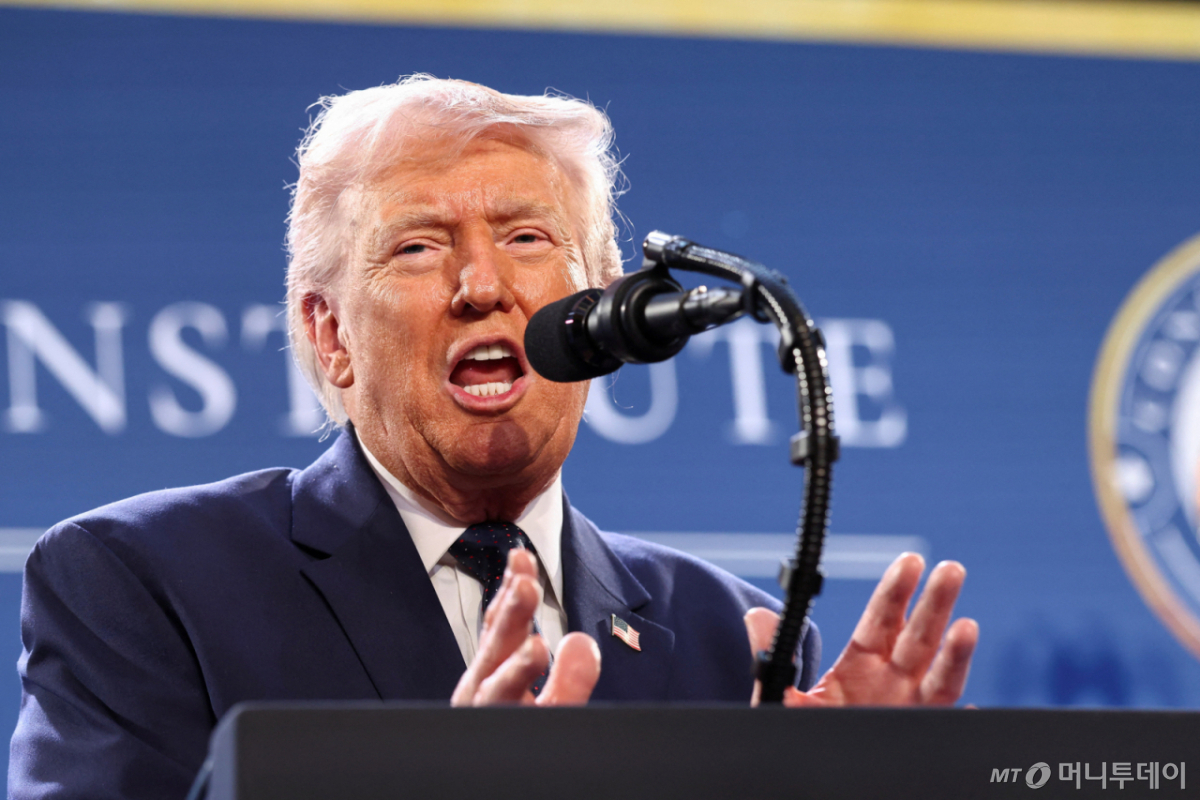 (마이애미 로이터=뉴스1) 김지완 기자 = 9일(현지시간) 도널드 트럼프 미국 대통령이 플로리다주 마이애미에 위치한 골프 리조트인 '트럼프 내셔널 도랄 마이애미'에서 공화당 당원들에게 연설하고 있다. 2026.03.09 ⓒ 로이터=뉴스1 Copyright © 뉴스1. All rights reserved. 무단 전재 및 재배포, AI학습 이용 금지. /사진=(마이애미 로이터=뉴스1) 김지완 기자