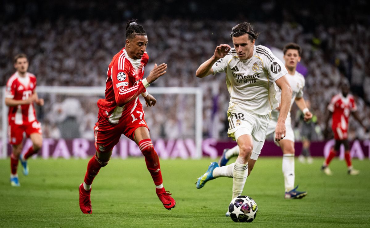 마이클 올리세(왼쪽)가 공을 몰며 돌파하고 있다. /사진=바이에른 뮌헨 공식 SNS 갈무리