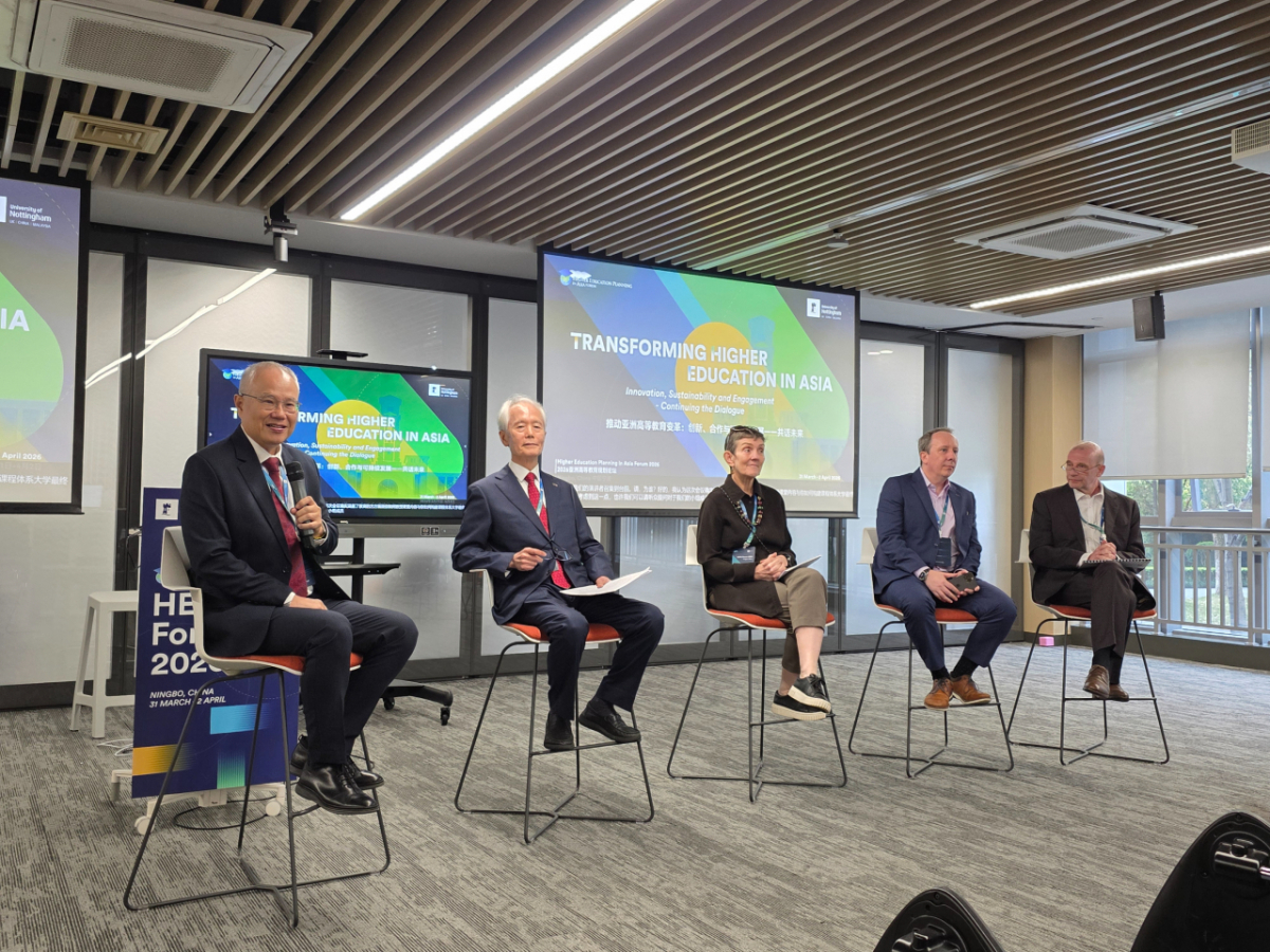 부구욱 영산대 총장(왼쪽 2번째)이 'HEPA 2026' 참석자들과 대담하고 있다./사진제공=영산대