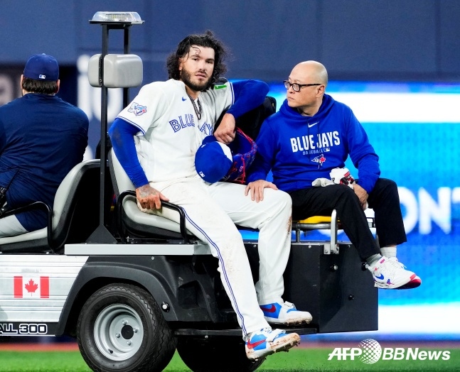 토론토의 코디 폰세가 지난 3월 31일(한국시간) 캐나다 토론토에서 열린 미국 메이저리그 프로야구(MLB) 정규시즌 콜로라도와 홈경기 3회 1, 3루에서 다쳐 교체되고 있다. /AFPBBNews=뉴스1