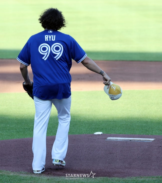 나눔올스타 폰세가 지난해 7월 12일 대전한화생명볼파크에서 열린 2025 KBO리그 올스타게임에 선발등판해 다스베이더 세리머니에 이어 류현진 토론토 사인유니폼을 입고 투구를 하고 있다. /사진=강영조 선임기자