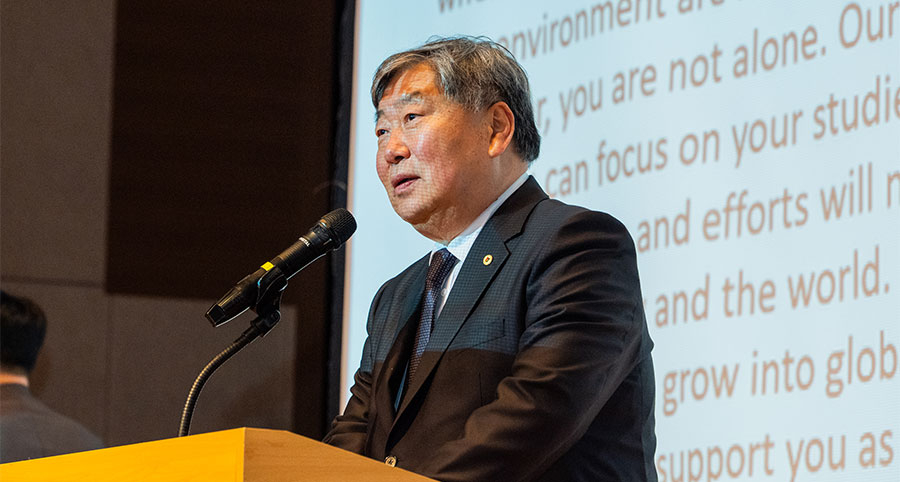 박성태 원광대 총장이 '2026학년도 1학기 외국인 신입생 입학 환영식'에서 환영사하고 있다./사진제공=원광대