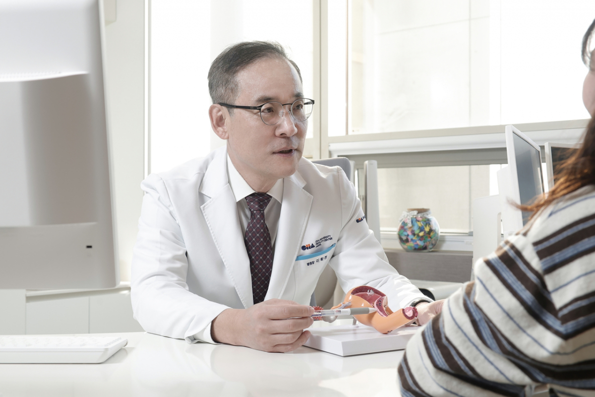 이학천 잠실차병원 난임센터 원장이 CAPA-IVM 치료를 적용한 난임 환자에게 진료를 설명하고 있다. /사진제공=차병원