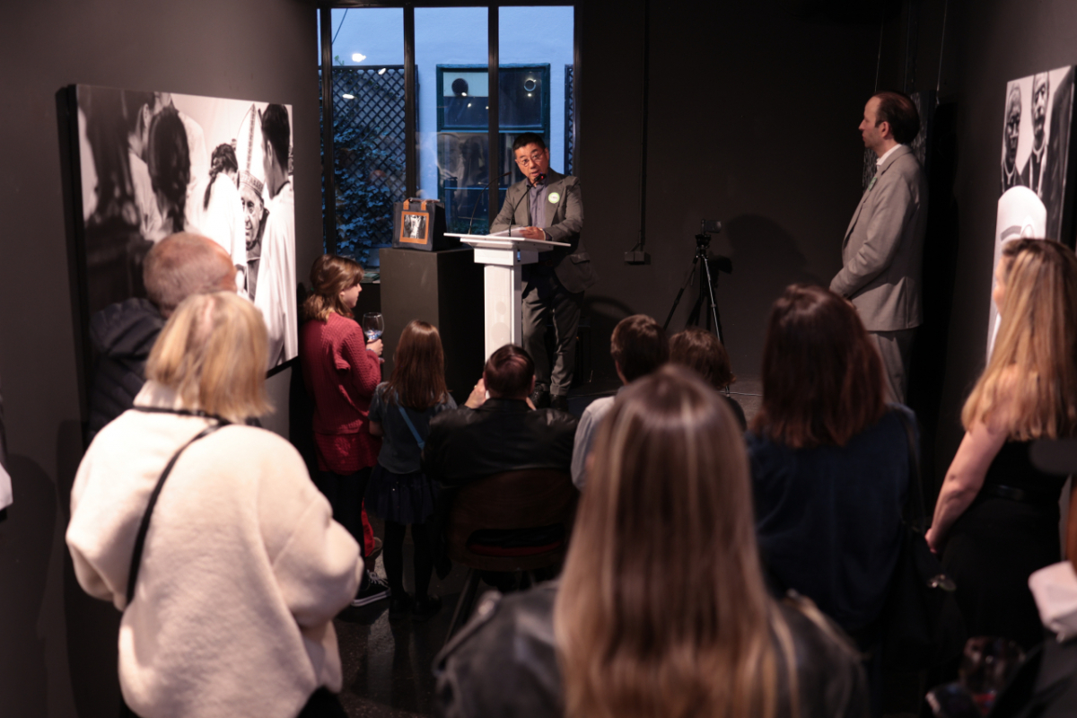 양종훈 상명대 디지털이미지학과 석좌교수가 작품에 대해 설명하고 있다./사진제공=상명대