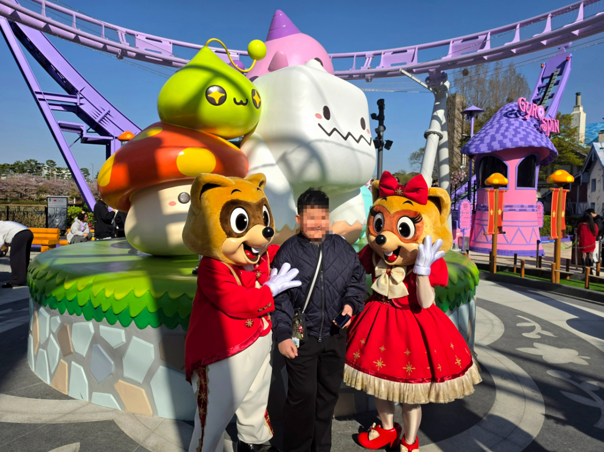 '핑크빈'과 '주황버섯' 조형물. /사진=김승한 기자