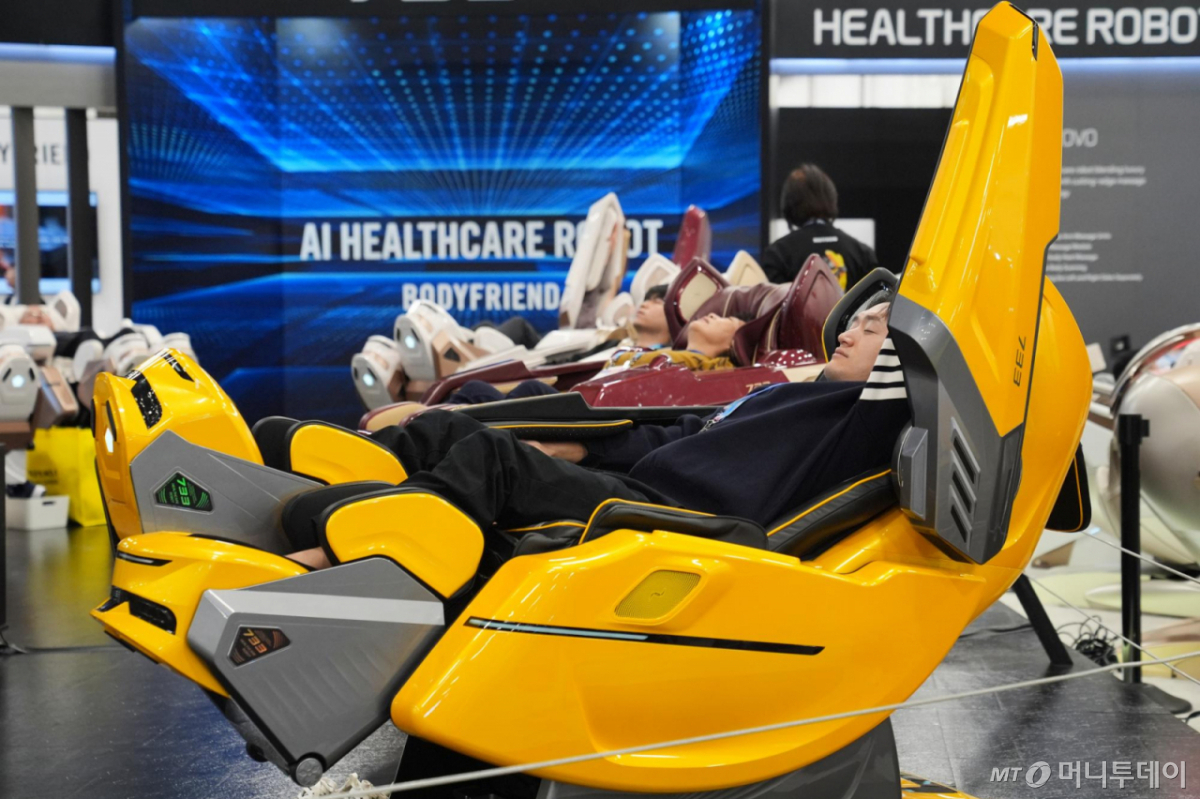 [라스베이거스=AP/뉴시스] 6일(현지 시간) 미 네바다주 라스베이거스에서 열린 세계 최대 가전·정보기술(IT) 박람회 'CES2026' 바디프랜드 전시관에서 관람객들이 ‘733 헬스케어 로봇'을 체험하고 있다. 바디프랜드는 이번 CES2026에서 인공지능(AI)·로봇·디지털기술이 융합된 K헬스케어로봇을 앞세워 세계 시장 공략에 나서고 있다. 2026.01.07. /사진=민경찬