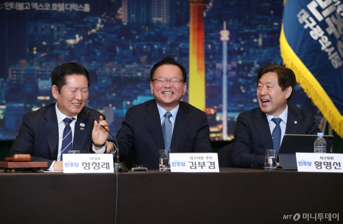 정청래 더불어민주당 대표가 8일 오전 대구 북구 인터불고 엑스코 호텔에서 열린 현장최고위원회의에서 대구시장에 출마하는 김부겸 전 총리 소개 때 참석자들의 박수와 환호가 당대표보다 더 크다고 말하자 김 전 총리가 웃음을 터뜨리고 있다. /사진=뉴스1