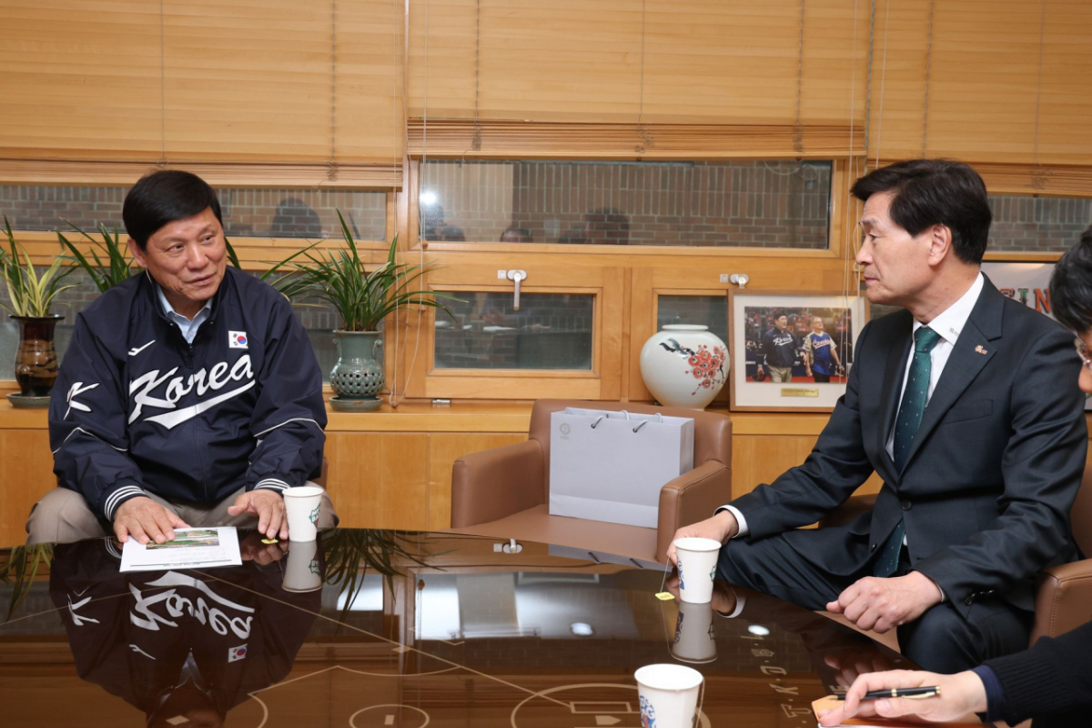 KBO 허구연 총재(왼쪽)와 안병구 밀양시장. /사진=KBO 제공