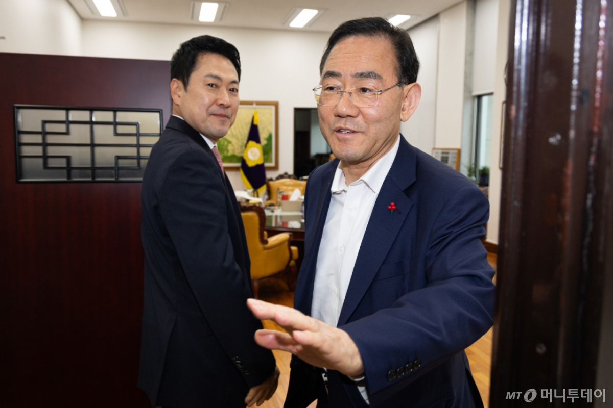 (서울=뉴스1) 유승관 기자 = 대구시장 경선에서 컷오프(공천배제)된 주호영 국회부의장과 장동혁 국민의힘 대표가 31일 서울 여의도 국회에서 면담을 위해 부의장실로 들어서고 있다. 2026.3.31/뉴스1  Copyright © 뉴스1. All rights reserved. 무단 전재 및 재배포,  AI학습 이용 금지. /사진=(서울=뉴스1) 유승관 기자