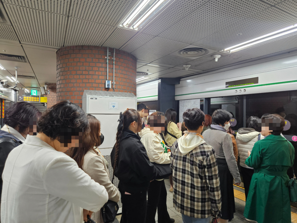 8일 오전 2호선 지하철을 기다리고 있는 시민들의 모습. 한 시민은 공공기관 차량 2부제 시행으로 대중교통을 이용하려는 사람들이 평소보다 많아졌다고 말했다./사진=박상혁 기자.
