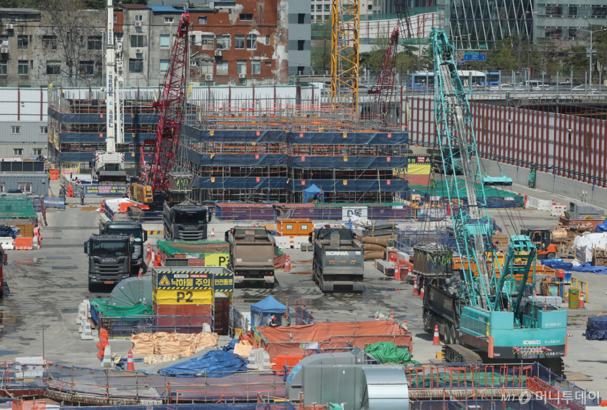 지난 7일 오후 서울 시내의 한 공사현장이 보이고 있다. 중동 전쟁 장기화 여파로 나프타 기반 원자재 수급에 차질이 발생하면서 주요 자재 공급이 흔들려 국내 건설현장의 공정 전반이 멈출 수 있다는 우려가 커지고 있다. /사진=뉴시스 /사진=이영환