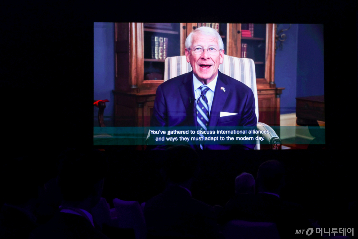 (서울=뉴스1) 안은나 기자 = 8일 오전 서울 용산구 그랜드 하얏트에서 열린 아산 플래넘(Asan Plenum) 2026 개회식에서 로저 워커 미국 상원 군사위원회 위원장의 영상 축사가 나오고 있다. 2026.4.8/뉴스1  Copyright © 뉴스1. All rights reserved. 무단 전재 및 재배포,  AI학습 이용 금지.