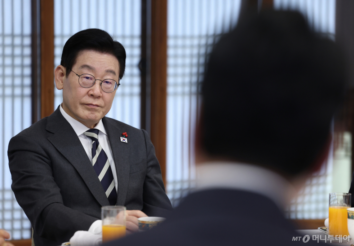 (서울=뉴스1) 허경 기자 = 이재명 대통령이16일 청와대 상춘재에서 열린 정당 지도부 초청 오찬에서 천하람 개혁신당 원내대표를 바라보고 있다. (청와대통신사진기자단) 2026.1.16/뉴스1  Copyright © 뉴스1. All rights reserved. 무단 전재 및 재배포,  AI학습 이용 금지. /사진=(서울=뉴스1) 허경 기자