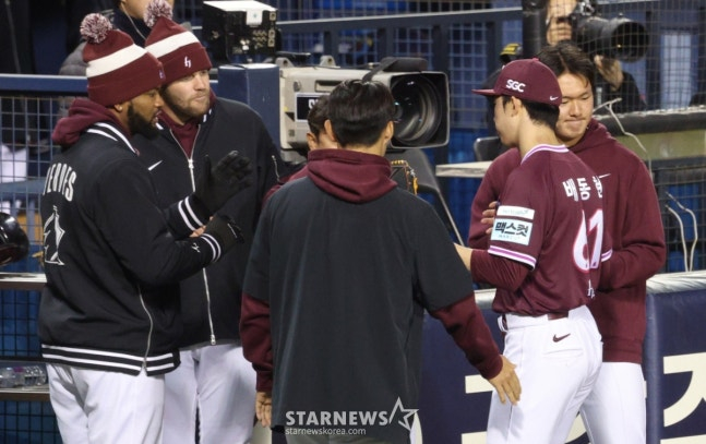 배동현이 7일 두산전 6회 교체되면서 동료들의 환영을 받고 있다. /사진=김진경 대기자