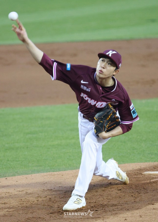 7일 두산을 상대로 투구하는 배동현. /사진=김진경 대기자