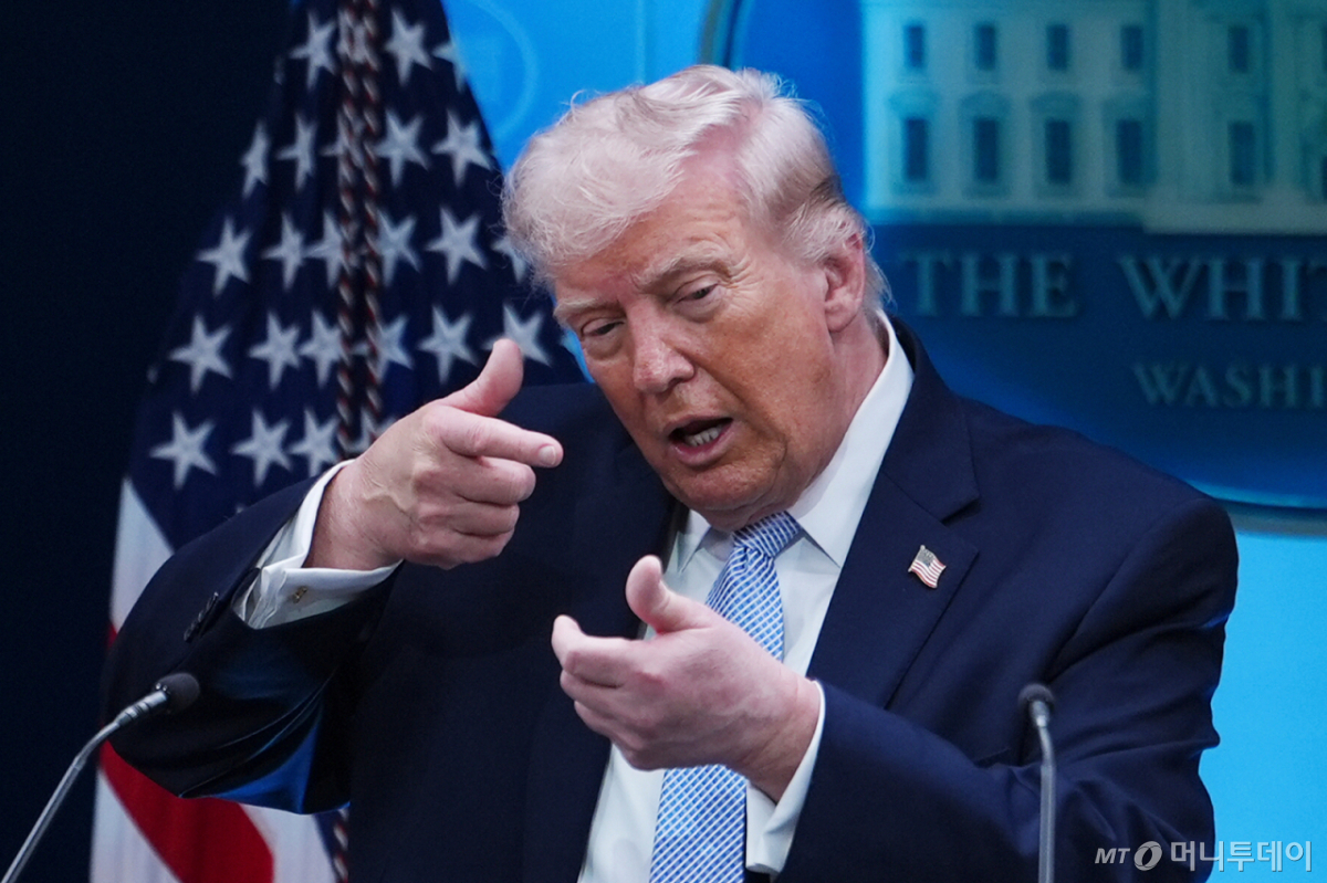 도널드 트럼프 미국 대통령이 6일(현지 시간) 백악관 브리핑룸에서 기자회견 중 저격용 총을 겨누는 시늉을 하고 있다./AP=뉴시스